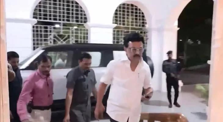 তামিলনাড়ুতে পদপিষ্ট কাণ্ড: সচিবালয়ে উচ্চপর্যায়ের বৈঠকের জন্য পৌঁছলেন মুখ্যমন্ত্রী এম কে স্ট্যালিন