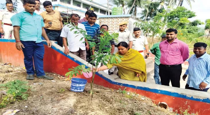 ঘোষপুর সর্বজনীনে থিম: ডিভিসির জলে খানাকুলের আর্তনাদের চিত্র