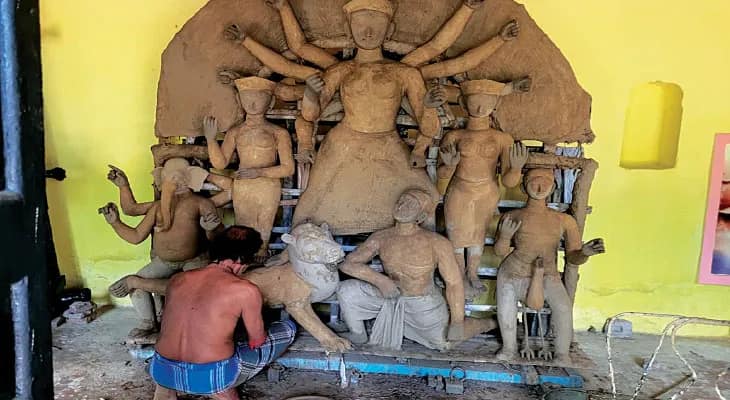 কান্দির আদি সিংহ বাড়ির পুজোয় মহাষ্টমীতে অর্পণ করা হয় ১০৮ অপরাজিতা, দেবীকে আবার বাপেরবাড়ি পাঠানোর আর্জি জানিয়ে পুজো শেষে মহেশ্বরকে লেখা হয় চিঠি