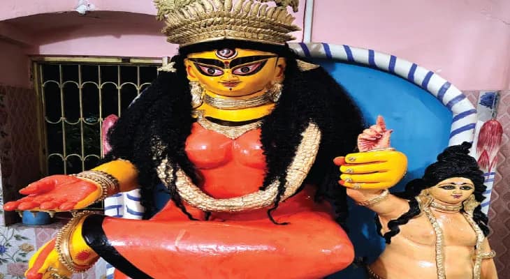বরাভয় মুদ্রায় নবদ্বীপের দুর্গা মা অভয়া, এক হাতে বালকরূপী শিব