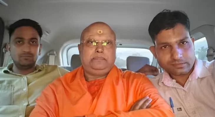 যৌন হেনস্তা ও প্রতারণার অভিযোগে উত্তরপ্রদেশের আগ্রায় একটি হোটেল থেকে গ্রেফতার হলেন ধর্মগুরু স্বামী চৈতন্যনন্দ সরস্বতী