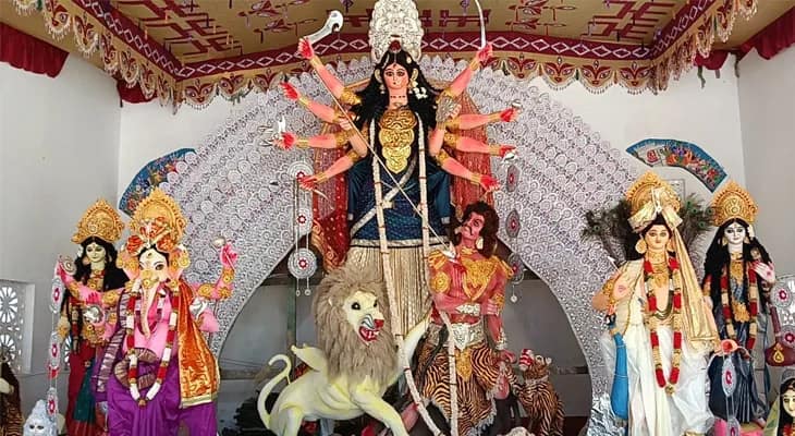 গ্রাম্য দেবতার আরাধনা করে পুজো শুরু জলপাইগুড়ি রাজবাড়িতে, মায়ের পরনে কলকাতার বেনারসি