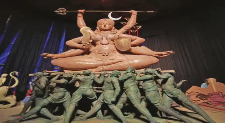 পুজোয় দুর্গার বাহক কুলিদের সম্মান প্রদর্শন দমদম দত্তবাগানে