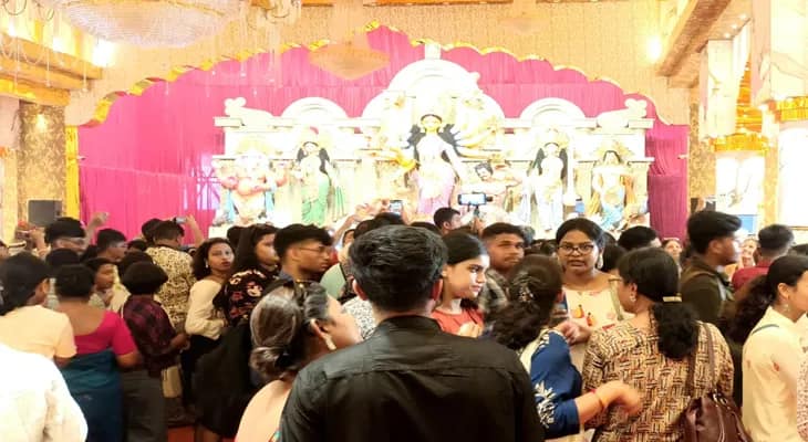 মহাষষ্ঠীতে দেশপ্রিয় পার্কের মণ্ডপে ভিড়