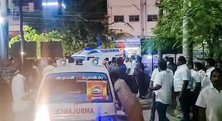 তামিলনাড়ুতে পদপিষ্ট কাণ্ড: কারুরে জখমদের উদ্ধারকাজ চলাকালীন পাঁচটি অ্যাম্বুলেন্সে হামলা চালায় টিভিকের কর্মীরা, জানালেন এক প্রত্যক্ষদর্শী