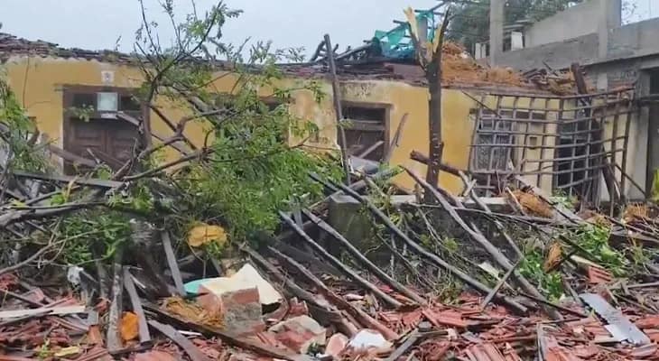 গুজরাতের নভসারিতে প্রবল ঝড়-বৃষ্টিতে ভেঙে পড়ল বাড়ি