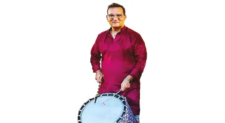 ঢাকের তালে ধুনুচি নাচে জমজমাট পুজো