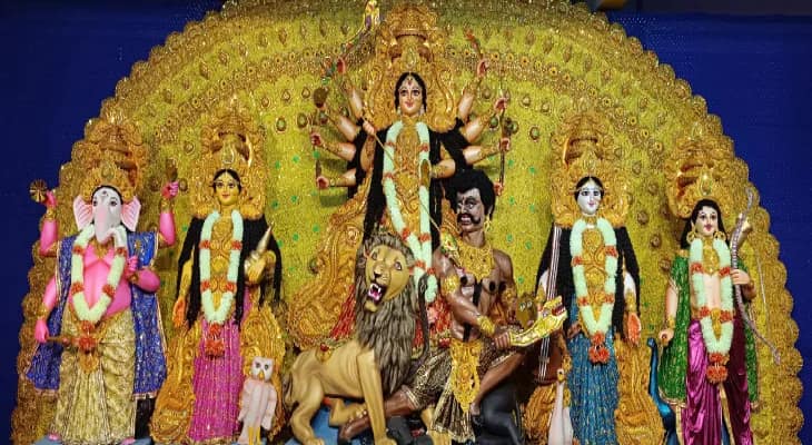 থিম নয়, সাবেকিয়ানাই ধরে রেখেছে ১০৫ বছরের পুরনো ফালাকাটা দুর্গাবাড়ি বারোয়ারি পুজো কমিটি
