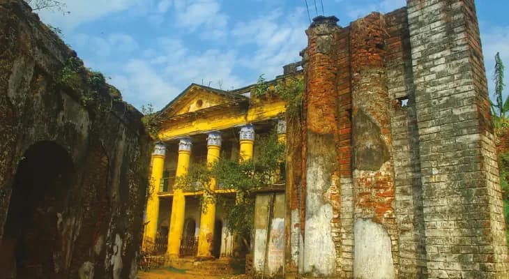 নাড়াজোল রাজবাড়িতে অঞ্জলি দেন না মহিলারা