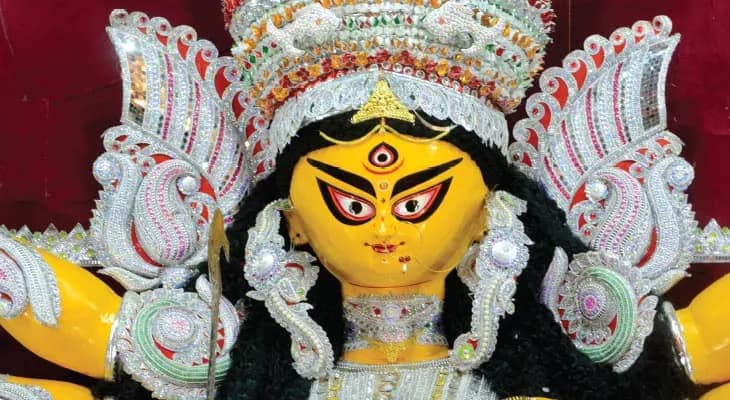 ষষ্ঠীতে জনসুনামি, দুপুরেই বাঁধভাঙা ভিড়