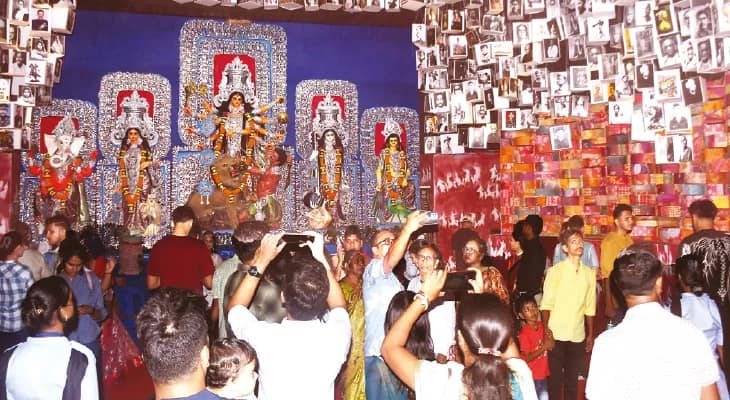 গরমকে ডোন্ট কেয়ার, নতুন জামার গন্ধ মেখে প্যান্ডেলের সামনে ভিড়
