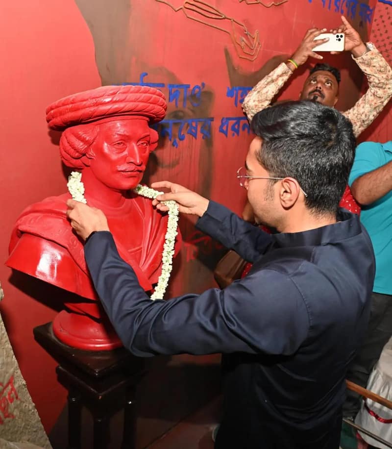 বাগুইআটির অশ্বিনীনগর বন্ধু মহল দুর্গাপুজোর মণ্ডপ পরিদর্শন করলেন তৃণমূল সাংসদ অভিষেক বন্দ্যোপাধ্যায় শ্রদ্ধাজ্ঞাপন বাঙালি মনীষীদের মূর্তিতে