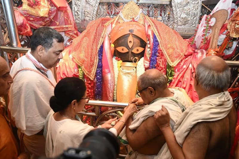 নবমীতে কালীঘাটে পুজো দিতে গেলেন মুখ্যমন্ত্রী মমতা বন্দ্যোপাধ্যায়, করলেন সন্ধ্যা আরতি