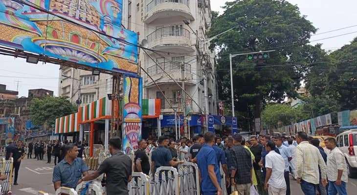 কালীঘাটে মমতা-অভিষেকের সঙ্গে বিজয়ার শুভেচ্ছা বিনিময় করতে শতাধিক মানুষের ভিড়
