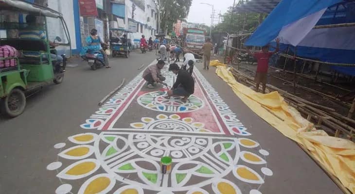 আগামীকাল উলুবেড়িয়ায় দুর্গা পুজোর কার্নিভাল, চলছে রাস্তায় আলপনা দেওয়ার কাজ