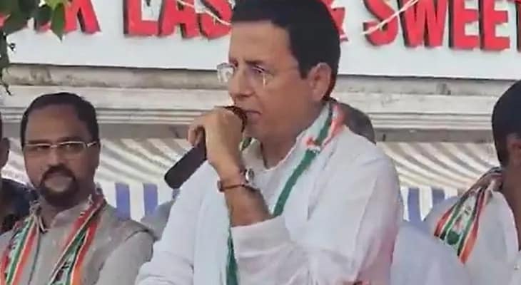 বেঙ্গালুরুর সভায় বক্তব্য রাখছেন কংগ্রেস সাংসদ রণদীপ সুরজেওয়ালা