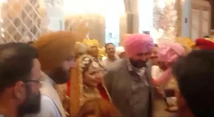 অমৃতসরে ক্রিকেটার অভিষেক শর্মার বোনের বিয়েতে উপস্থিত নভজ্যোৎ সিং সিধু