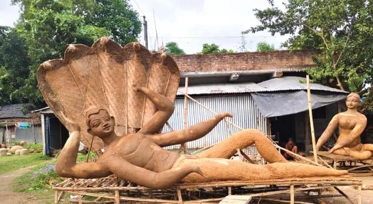 গাজোলের আলালে ২৫ ফুটের বিশালাকার লক্ষ্মী ও নারায়ণের মূর্তি ‘চলো পাল্টাই’ ক্লাবে