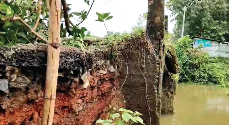 বৃষ্টিতে ধস, ধনেশ্বরপুর-মোহনপুর রাস্তায় বন্ধ ভারী যান চলাচল