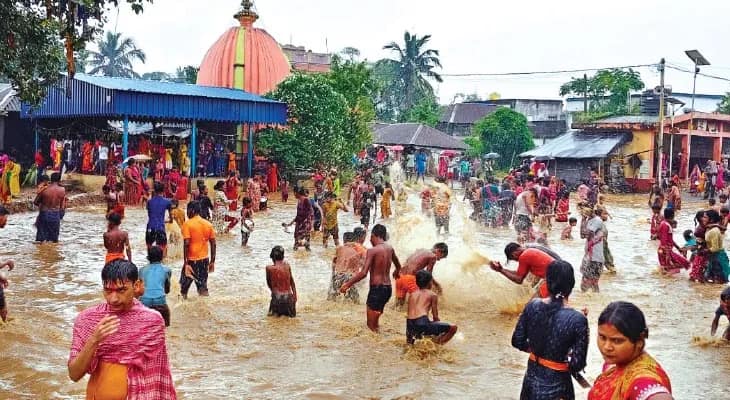 জয়পুরের বৈতলে কাদাখেলায় মেতে উঠলেন হাজার হাজার মানুষ
