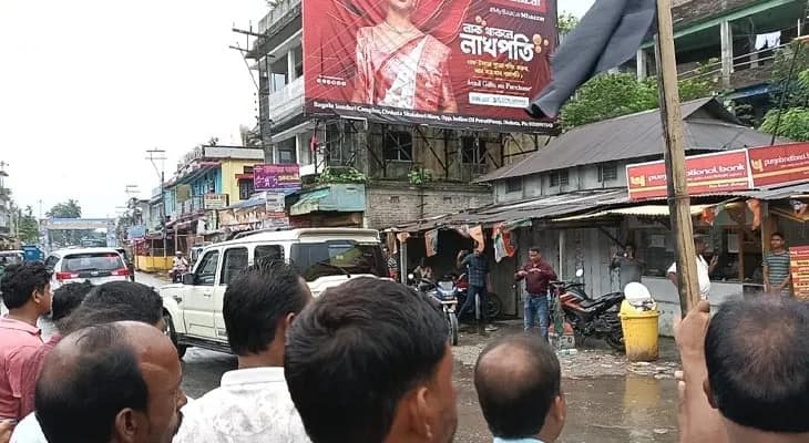 ভেটাগুড়িতে কেন্দ্রীয় মন্ত্রী তথা বিজেপির নেতা নিশীথ প্রামাণিককে কালো পতাকা দেখিয়ে বিক্ষোভ