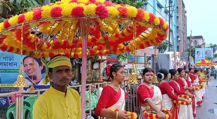দুর্গাপুজোর কার্নিভালে সেজে উঠেছে মেদিনীপুর