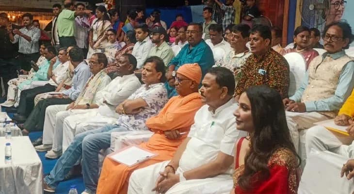 আসানসোলে দুর্গা পুজোর কার্নিভালে অংশ নিলেন অভিনেত্রী শুভশ্রী