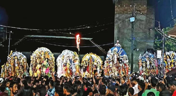 প্রাচীন রীতি মেনে গলসির রামগোপালপুরে কার্নিভালের আদলে প্রতিমা নিয়ে শোভাযাত্রা