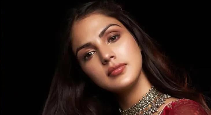 সুশান্ত মৃত্যু মামলা: পাসপোর্ট পেলেন রিয়া
