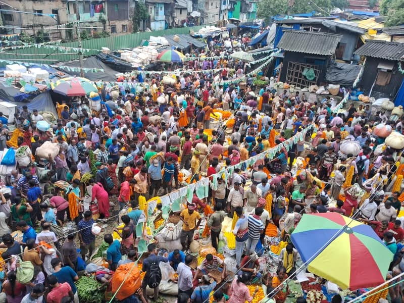 লক্ষ্মীপুজো উপলক্ষে হাওড়ার মল্লিক ঘাটে ফুল বিক্রি
