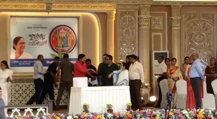 রেড রোডে দুর্গা পুজোর কার্নিভালে এলেন রাজ্যের মুখ্যমন্ত্রী মমতা বন্দ্যোপাধ্যায়