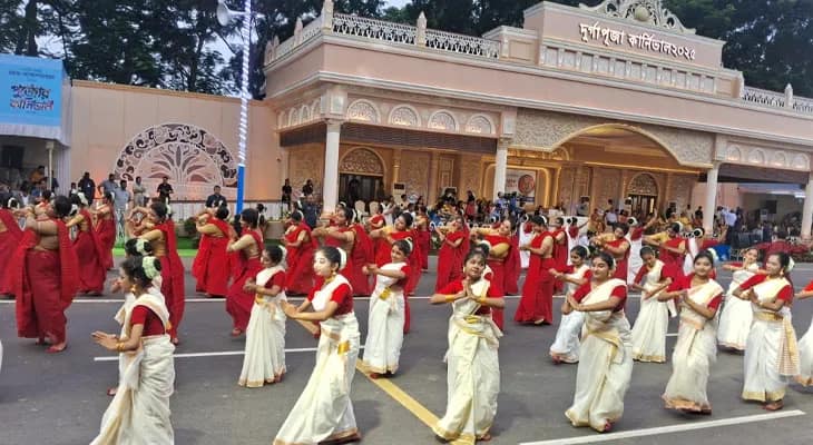 রেড রোডে কার্নিভাল: শিল্পী ডোনা গঙ্গোপাধ্যায় ও তাঁর সহযোগীদের অনুষ্ঠান
