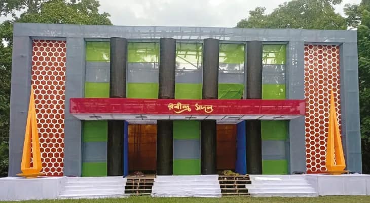 লক্ষ্মীপুজোয় থিমের সঙ্গে সাবেকিয়ানার লড়াই, উৎসবের আমেজ খালনা গ্রামে
