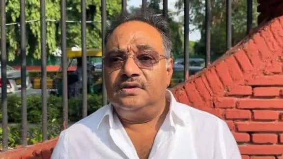 বন্যা কবলিত জলপাইগুড়িতে পৌঁছে রাজ্যের বিরুদ্ধে তোপ রাজ্য বিজেপির সভাপতির