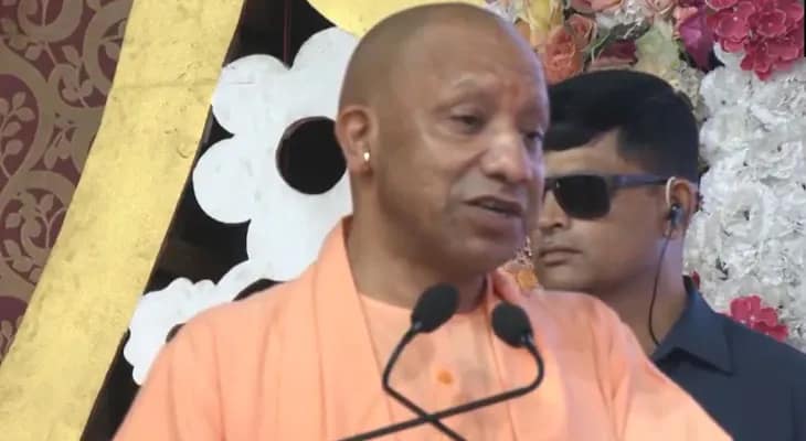 বারাণসীতে সভায় বক্তব্য রাখছেন উত্তরপ্রদেশের মুখ্যমন্ত্রী যোগী আদিত্যনাথ