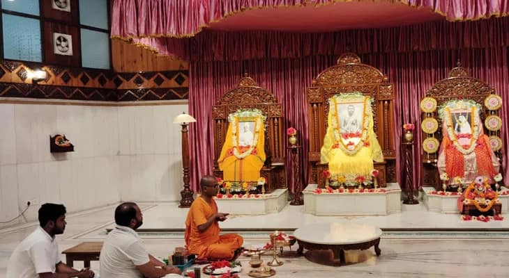 আসানসোল রামকৃষ্ণ মিশন আশ্রমে মা সারদাকে লক্ষ্মী রূপে পুজো করা হচ্ছে