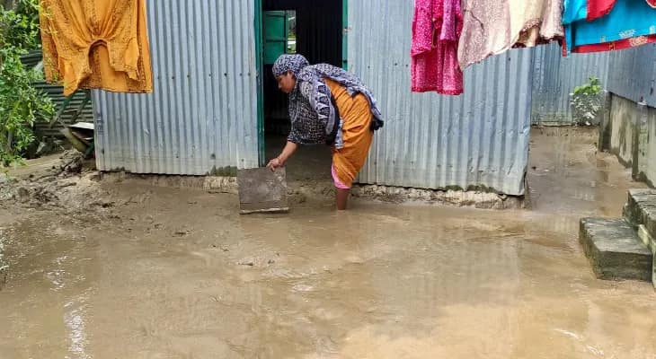 তোর্সার বাঁধের ওপারে কয়েক হাজার বাসিন্দার ঘরে পলি-কাদা, বিপর্যস্ত শহরের পাঁচটি ওয়ার্ড