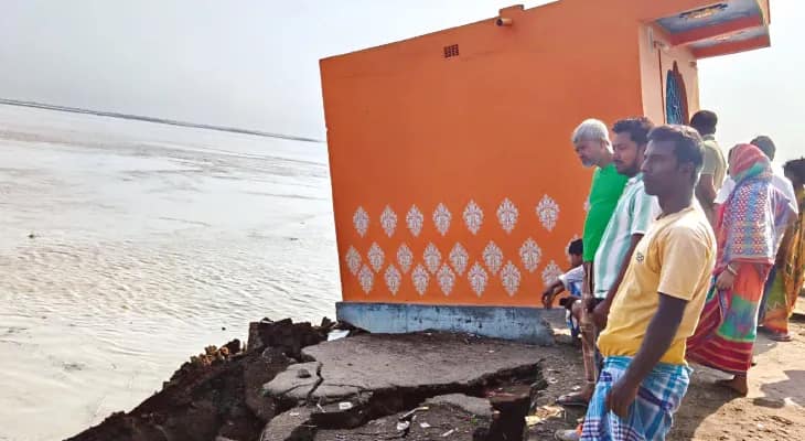 রবিবার রাতে উত্তর চাচণ্ডে শুরু ভয়াবহ ভাঙন তলিয়ে যাওয়ার মুখে প্রাচীন কালীমন্দির