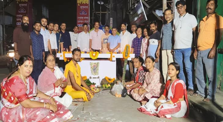ধনদেবীর আরাধনার দিন রাসের প্রতিমার কাঠামোপুজো নবদ্বীপে