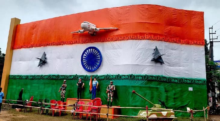 লক্ষ্মীপুজোর উন্মাদনায় ভাসছে খালনা জল-কাদা চিন্তা বাড়িয়েছে উদ্যোক্তাদের
