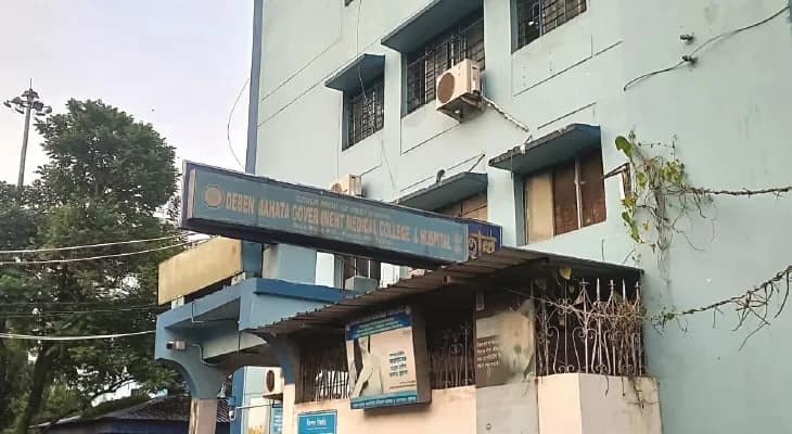 চারিদিকে ছড়িয়ে আবর্জনা, রাস্তায় নোংরা জল পুরুলিয়া মেডিকেলে চরম অব্যবস্থা, ক্ষোভ