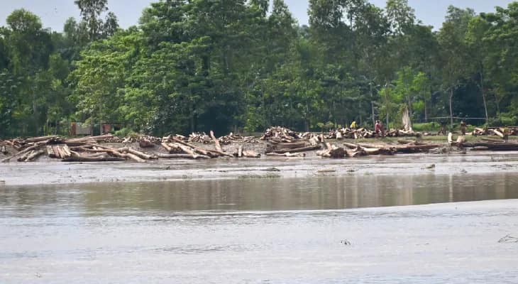কোচবিহারে উত্তাল তোর্সা, অসংখ্য কাঠের সঙ্গে ভেসে এল জোড়া মৃতদেহও, চাঞ্চল্য