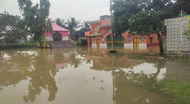 ডিভিসির জলের সঙ্গে পূর্ণিমার  ভরা কোটাল, প্লাবিত ভাটোরা