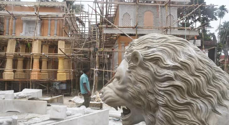 থিম ‘শ্রীকৃষ্ণের দ্বারকা’, বারাসতের নবপল্লিতে কালীর এক অঙ্গে দুই রূপ