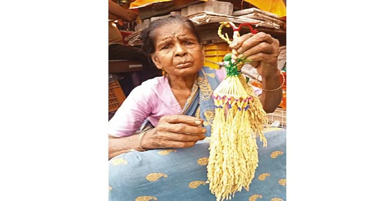 ধানের ছড়ায় লক্ষ্মীর সাজ, হাতের কাজেই সুদিনের আশায় শিবরানি