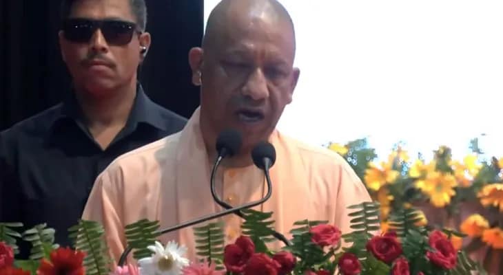 লখনউয়ের সভায় বক্তব্য রাখছেন উত্তরপ্রদেশের মুখ্যমন্ত্রী যোগী আদিত্যনাথ