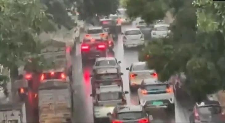 নয়ডায় ব্যাপক বৃষ্টি, ধীর গতিতে চলছে যানবাহন
