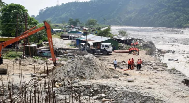 ১৫ দিনের মধ্যে বিকল্প রাস্তা তৈরির নির্দেশ মমতার, হাট বন্ধ দুধিয়ায়, ঠেলায় জরুরি সামগ্রী পৌঁছে দিচ্ছে মাটিগাড়া