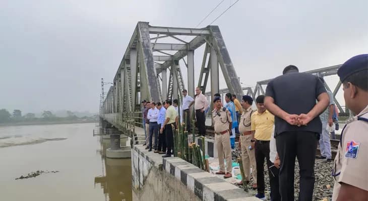 জলের তোড়ে ক্ষতিগ্রস্ত রেললাইন ও জলঢাকা সেতুর পরিদর্শনে উত্তরপূর্ব সীমান্ত রেলের জেনারেল ম্যানেজার চেতন কুমার শ্রীবাস্তব