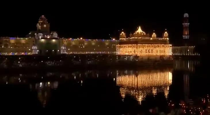 গুরু রাম দাস জয়ন্তীতে আলোর মালায় সেজে উঠেছে অমৃতসরের স্বর্ণমন্দির